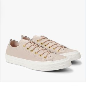 Nwot Chuck Taylor® All Star® Scallop
Low Top Leather Sneaker
Scalloped edging